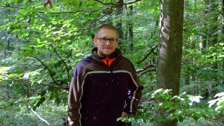 Forststudent der HNEE im Mischwald